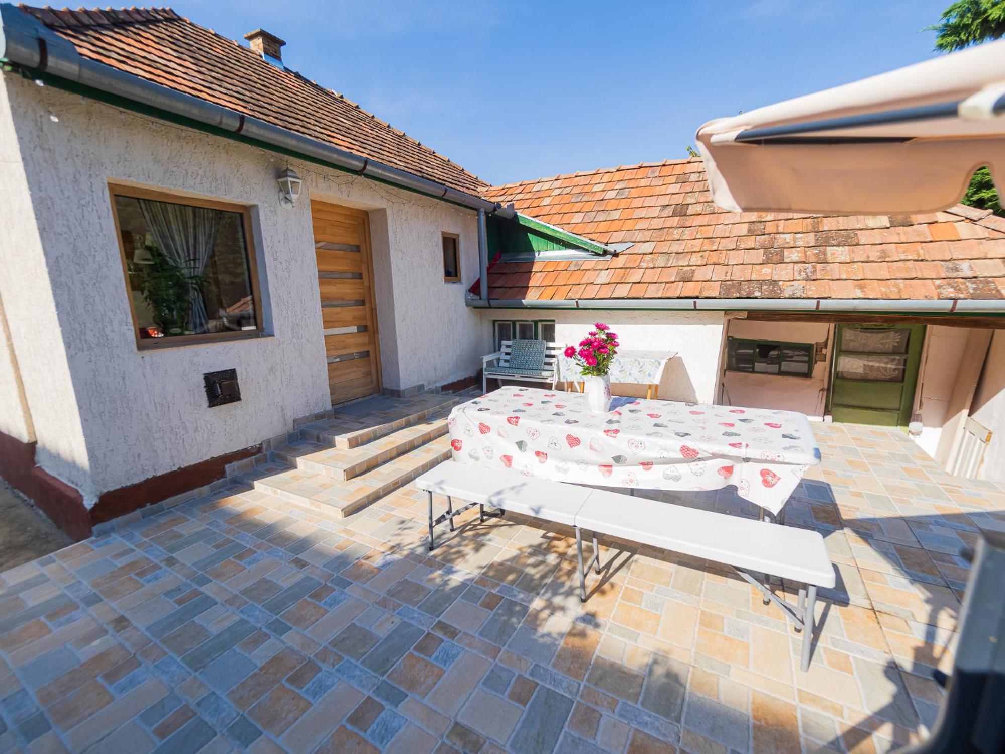 Lankas Vendeghaz - Ferienhaus Hollókő